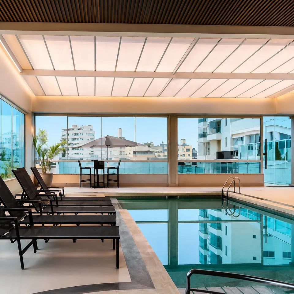 Cobertura Retrátil para Hotéis: o diferencial que valoriza piscinas climatizadas e a experiência dos hóspedes