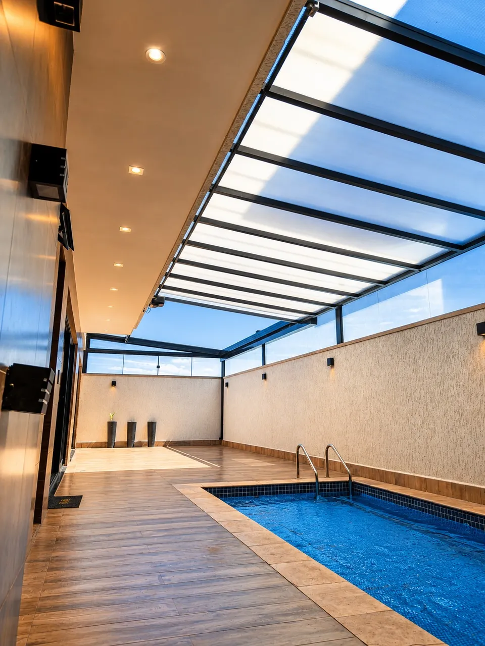 Como integrar sua casa à área externa e aproveitar a piscina no inverno