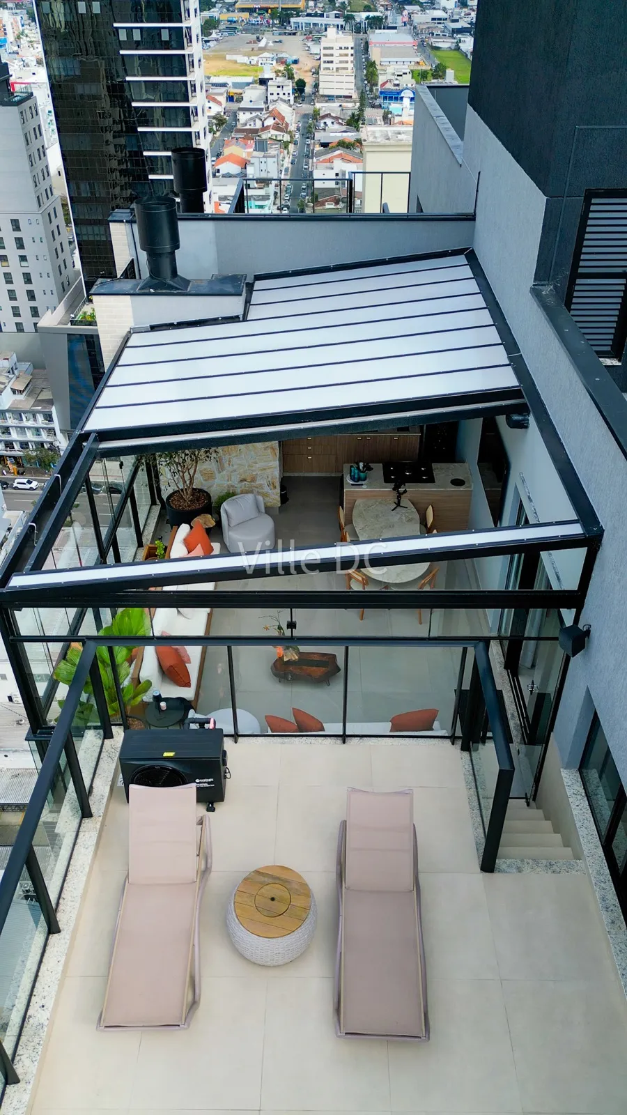 Vista superior de cobertura retrátil instalada em terraço de alto padrão