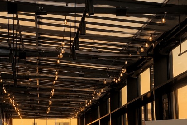 Como os rooftops estão mudando o mercado — e por que a cobertura retrátil faz diferença