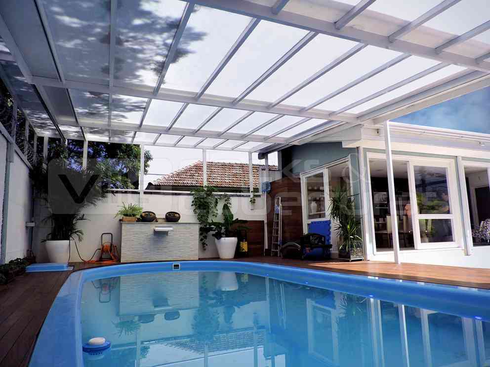 Como aproveitar sua piscina com o sol extremamente forte? Resolva agora mesmo: Cobertura retrátil de Policarbonato Ville DC! em Lages / SC