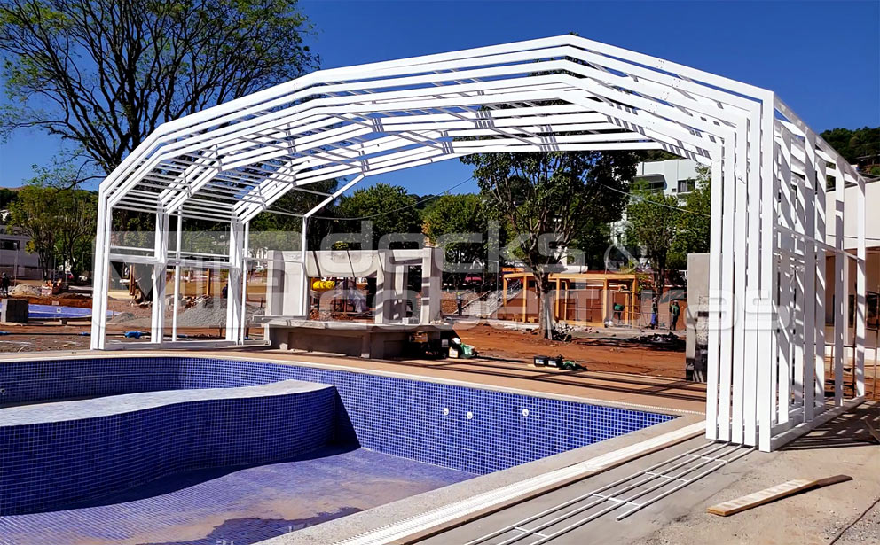 Confira o Processo de Montagem- Cobertura Telescópica Motorizada Para Piscina Ville DC em Resort / Parque Aquático em Lages / SC